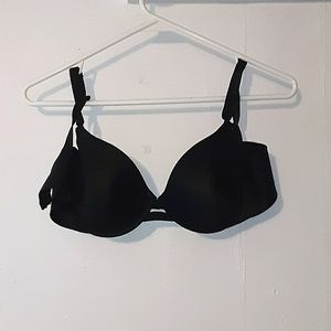 Detailed underwire bra, comfortable. 34B.